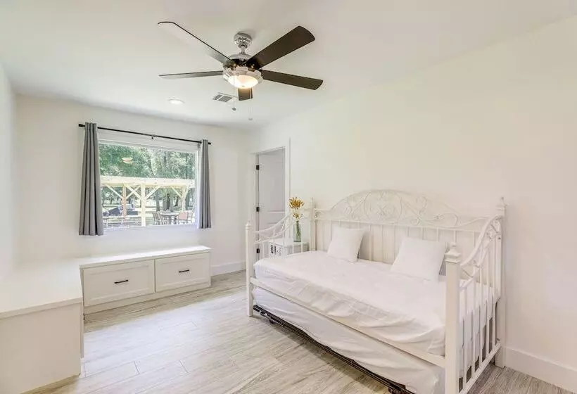 Bright Wallis Cottage W/ Pergola & Grill!