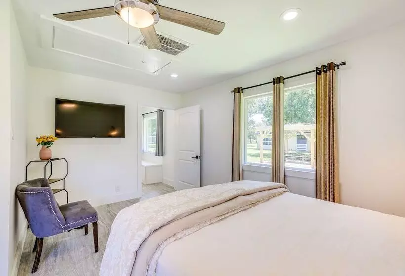 Bright Wallis Cottage W/ Pergola & Grill!