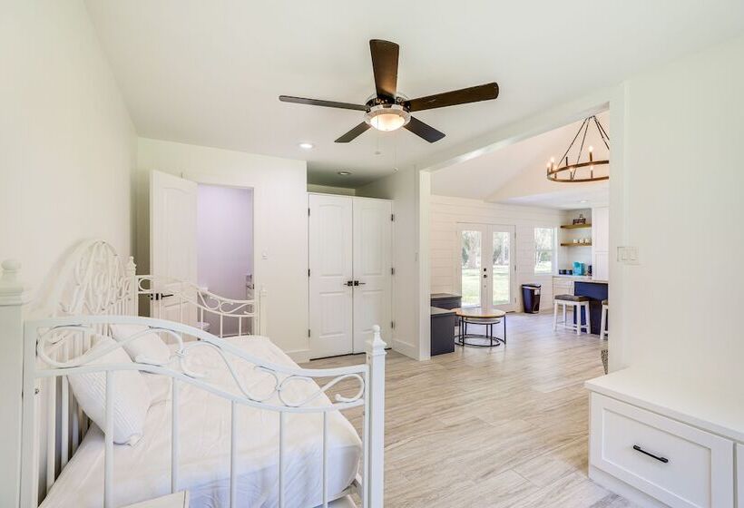 Bright Wallis Cottage W/ Pergola & Grill!