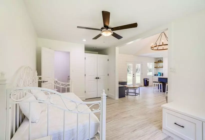 Bright Wallis Cottage W/ Pergola & Grill!