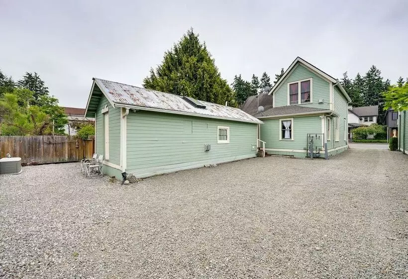 Charming La Conner Vacation Home W/ Fireplace!