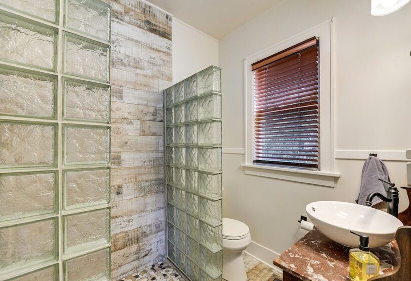 Charming La Conner Vacation Home W/ Fireplace!