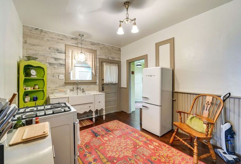 Charming La Conner Vacation Home W/ Fireplace!