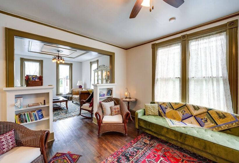 Charming La Conner Vacation Home W/ Fireplace!