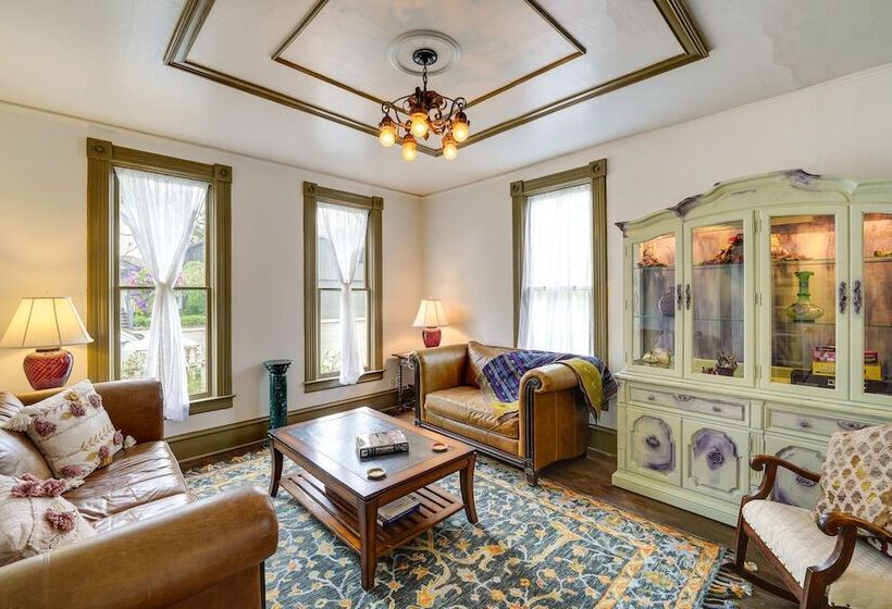 Charming La Conner Vacation Home W/ Fireplace!