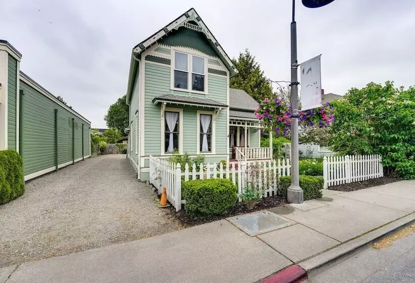 Charming La Conner Vacation Home W/ Fireplace!