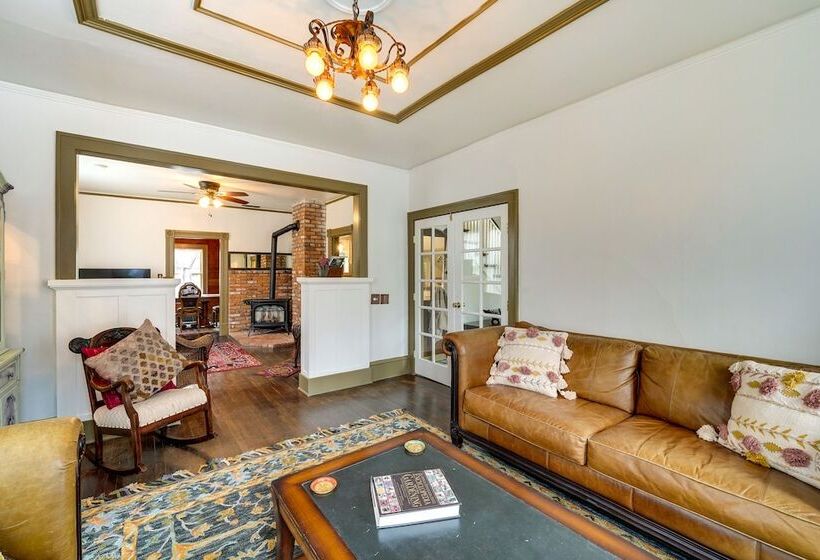 Charming La Conner Vacation Home W/ Fireplace!