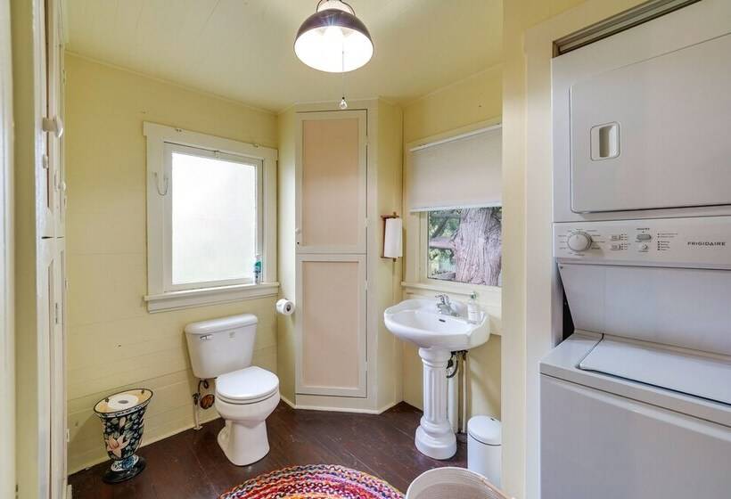 Charming La Conner Vacation Home W/ Fireplace!