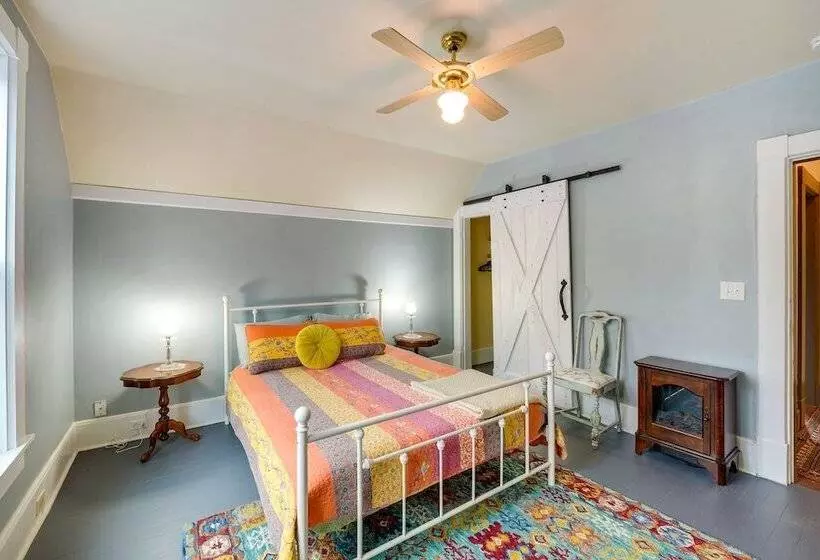 Charming La Conner Vacation Home W/ Fireplace!