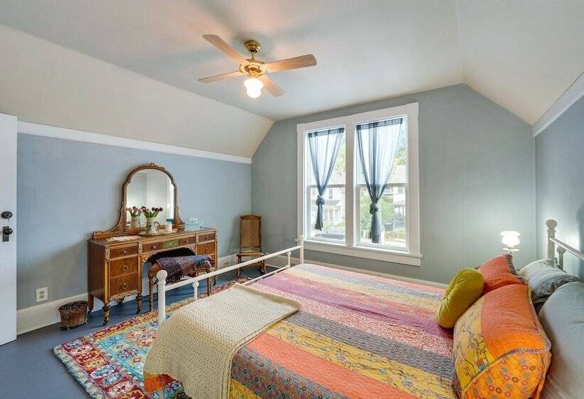 Charming La Conner Vacation Home W/ Fireplace!