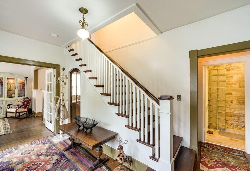 Charming La Conner Vacation Home W/ Fireplace!