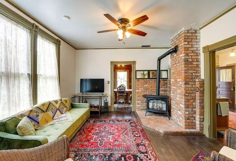 Charming La Conner Vacation Home W/ Fireplace!