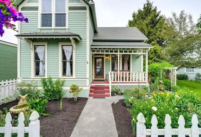 Charming La Conner Vacation Home W/ Fireplace!