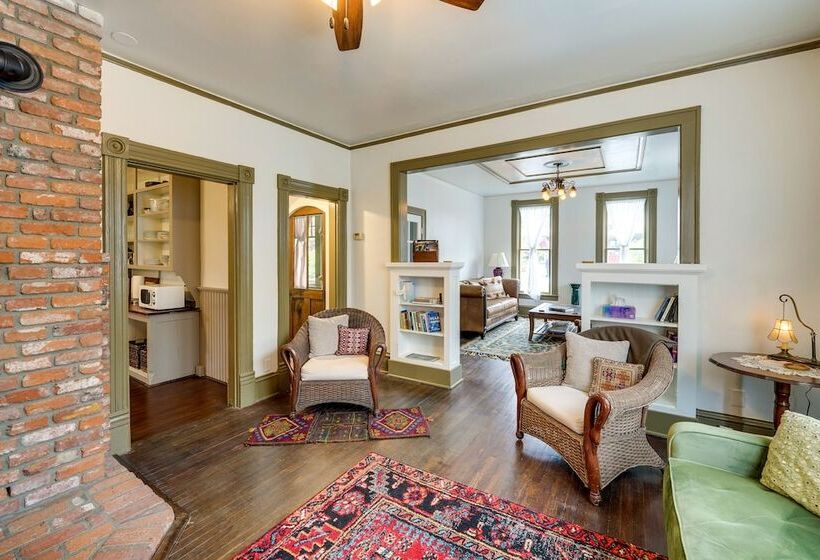 Charming La Conner Vacation Home W/ Fireplace!