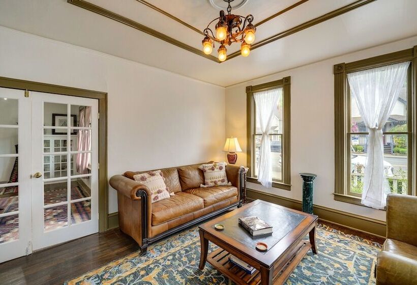 Charming La Conner Vacation Home W/ Fireplace!