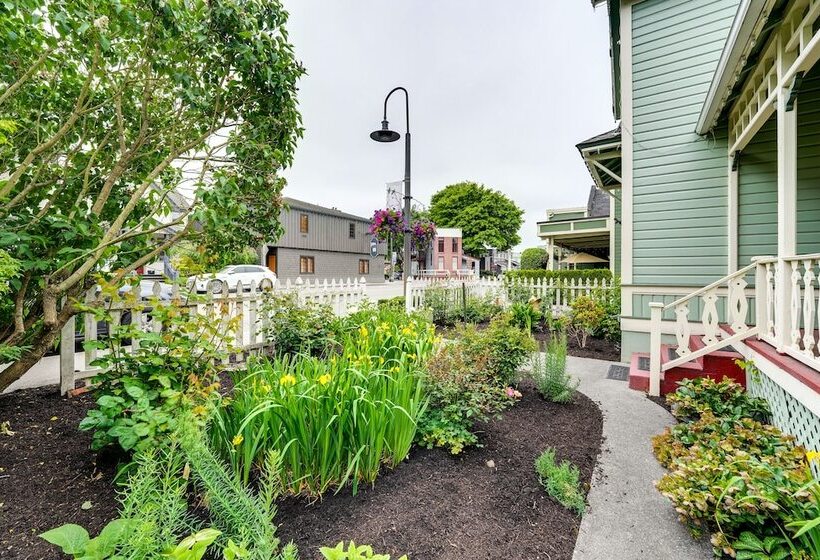 Charming La Conner Vacation Home W/ Fireplace!