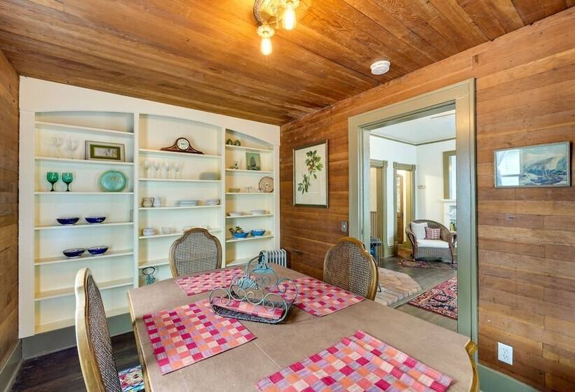 Charming La Conner Vacation Home W/ Fireplace!