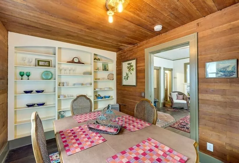 Charming La Conner Vacation Home W/ Fireplace!