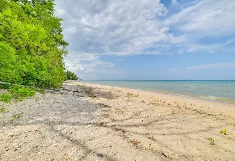 Enchanted Lake Huron Cottage W/ Beach Access!