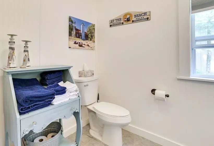 Enchanted Lake Huron Cottage W/ Beach Access!