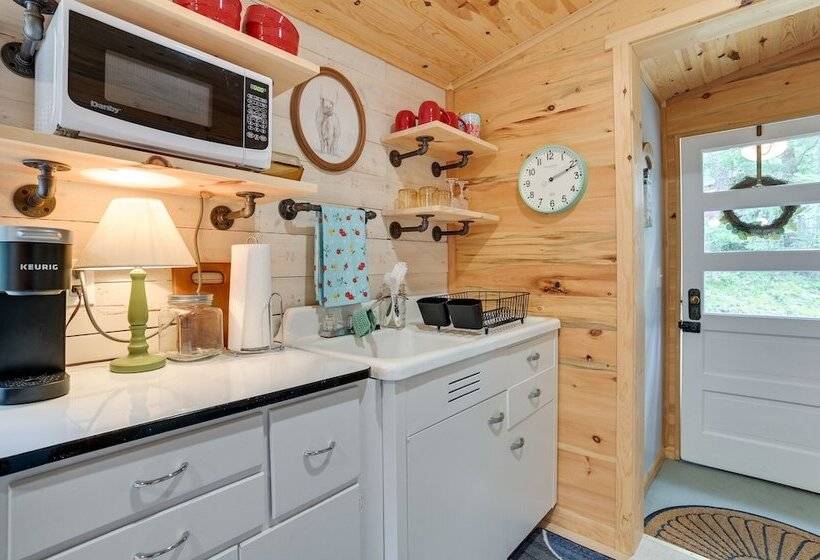 Enchanted Lake Huron Cottage W/ Beach Access!