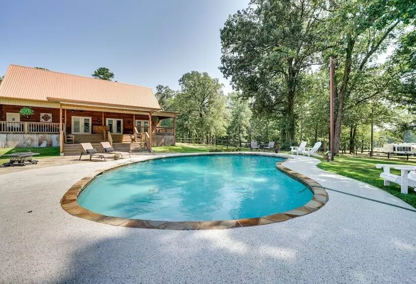 Charming Texarkana Home: Lake & Pool Access!
