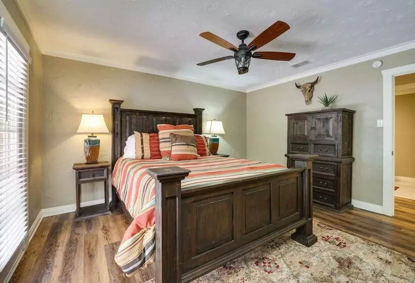 Charming Texarkana Home: Lake & Pool Access!