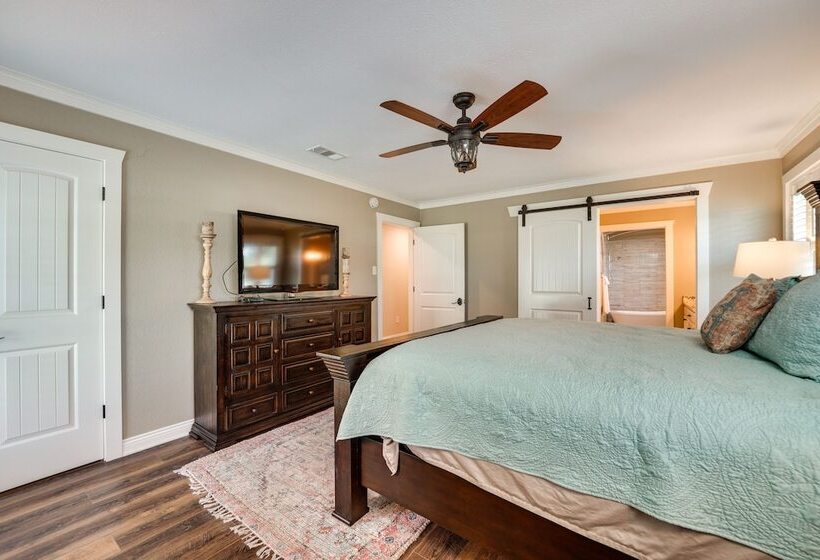 Charming Texarkana Home: Lake & Pool Access!