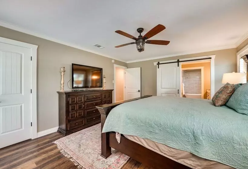 Charming Texarkana Home: Lake & Pool Access!