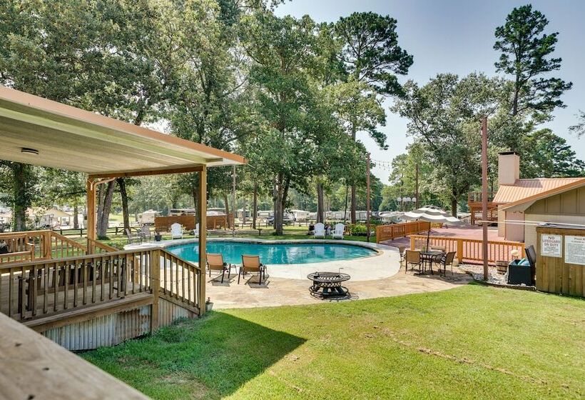 Charming Texarkana Home: Lake & Pool Access!