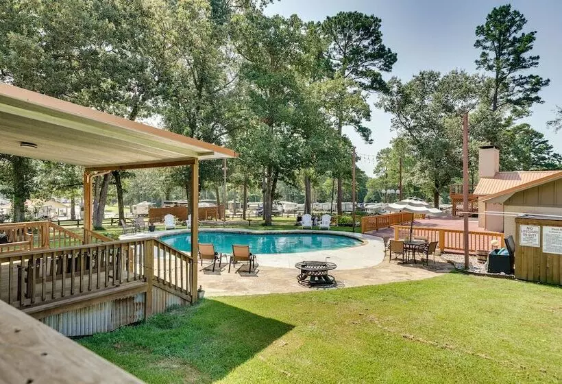 Charming Texarkana Home: Lake & Pool Access!