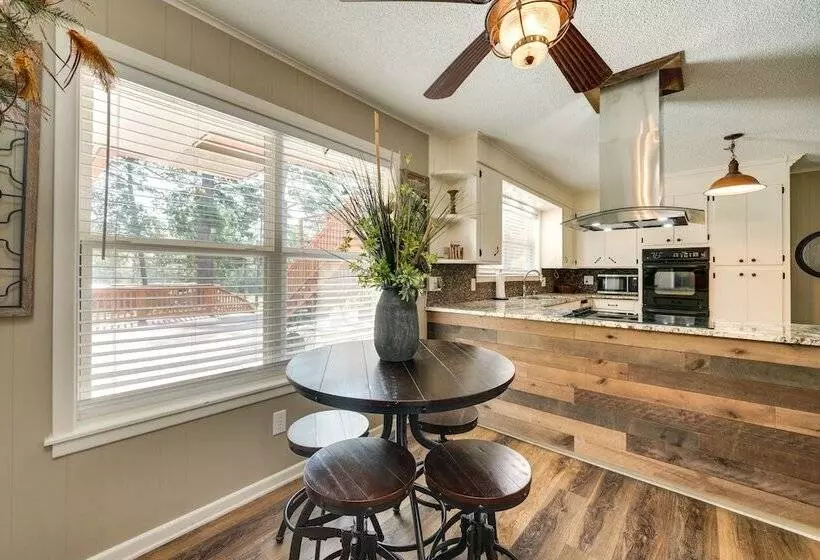 Charming Texarkana Home: Lake & Pool Access!