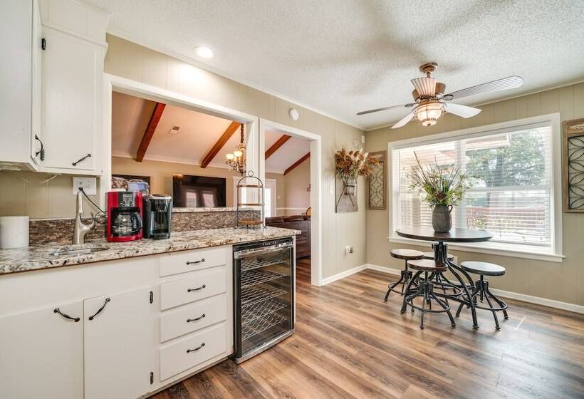 Charming Texarkana Home: Lake & Pool Access!