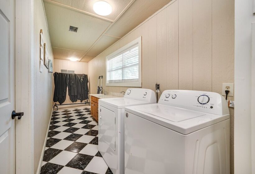 Charming Texarkana Home: Lake & Pool Access!