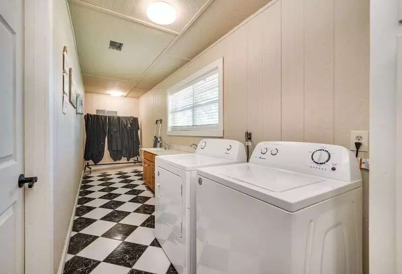 Charming Texarkana Home: Lake & Pool Access!