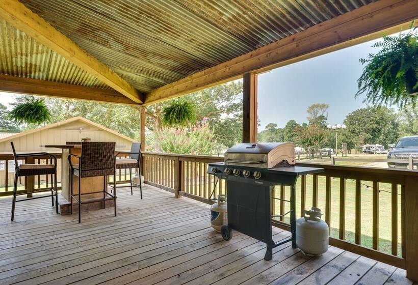 Charming Texarkana Home: Lake & Pool Access!