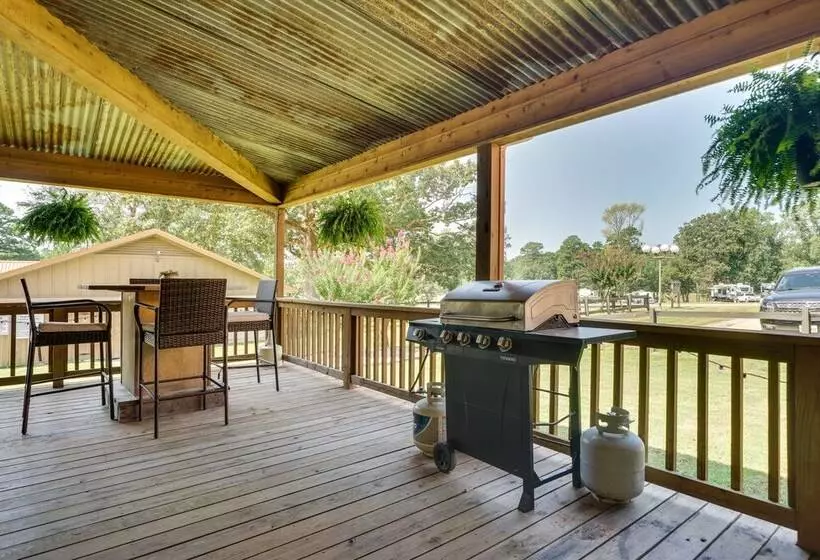 Charming Texarkana Home: Lake & Pool Access!