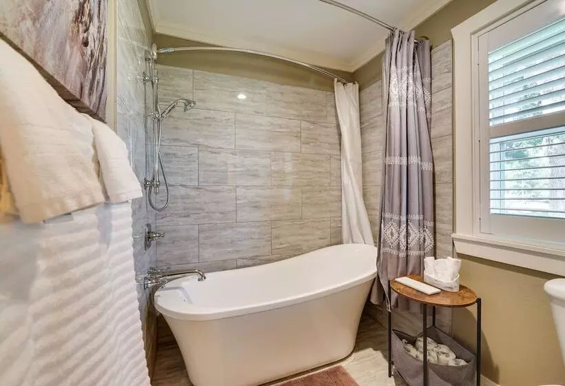 Charming Texarkana Home: Lake & Pool Access!