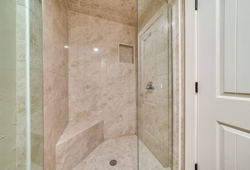 Charming Texarkana Home: Lake & Pool Access!