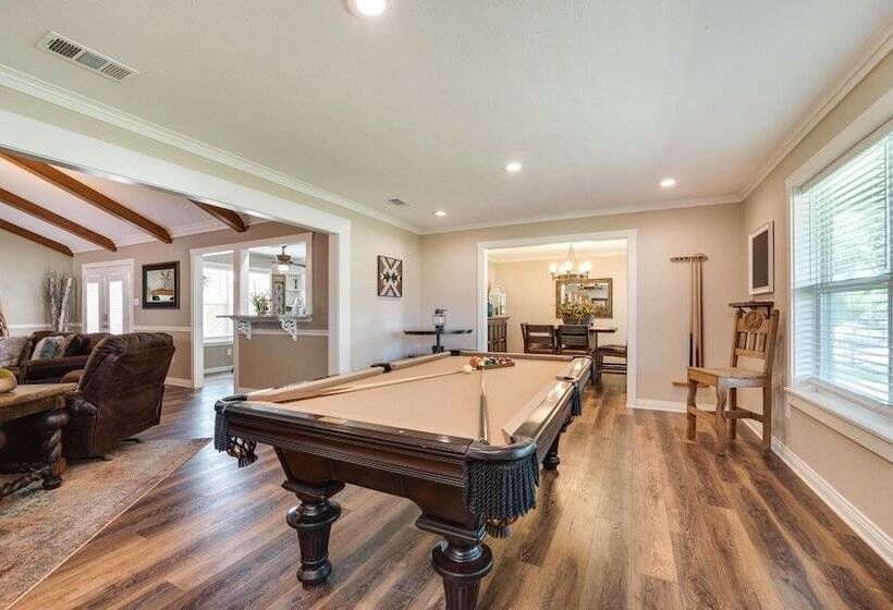 Charming Texarkana Home: Lake & Pool Access!
