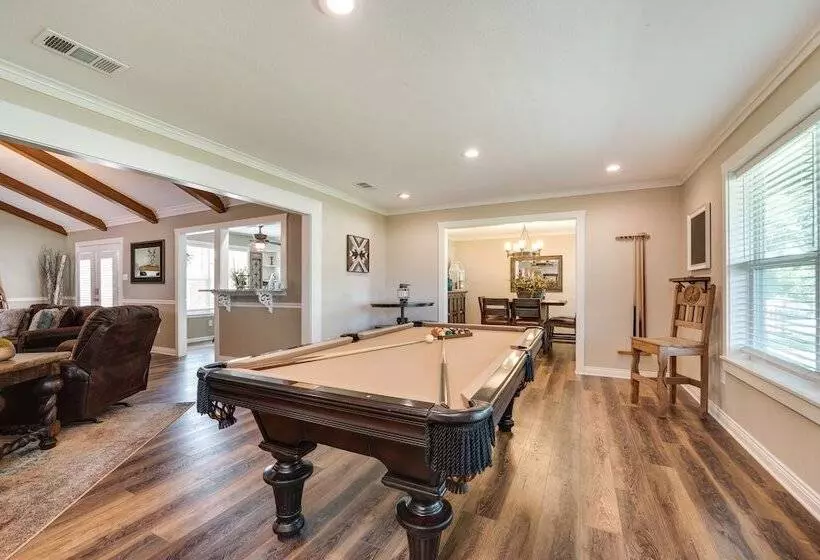 Charming Texarkana Home: Lake & Pool Access!