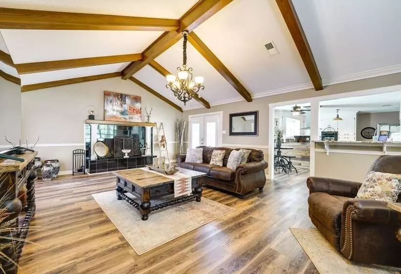 Charming Texarkana Home: Lake & Pool Access!