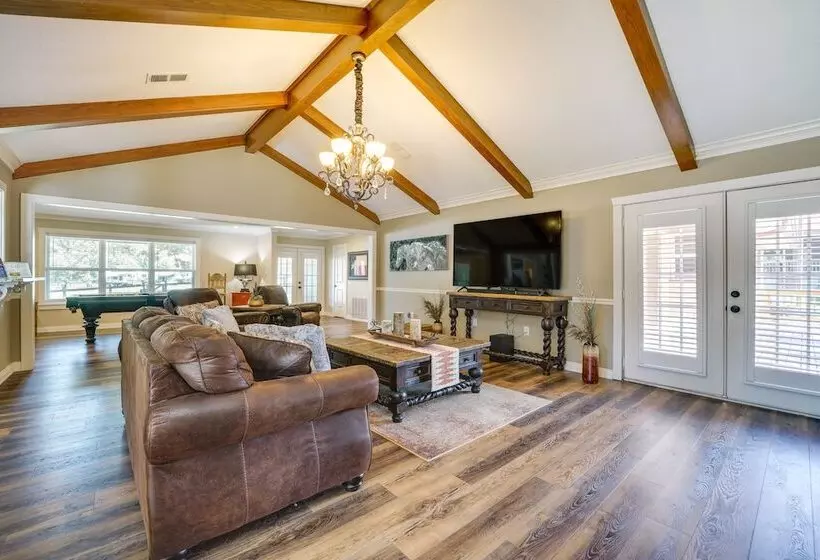 Charming Texarkana Home: Lake & Pool Access!