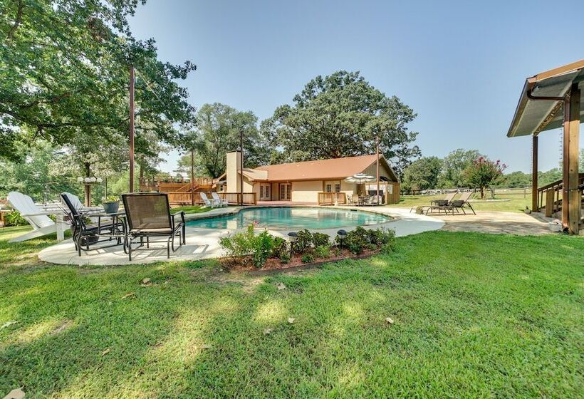 Charming Texarkana Home: Lake & Pool Access!