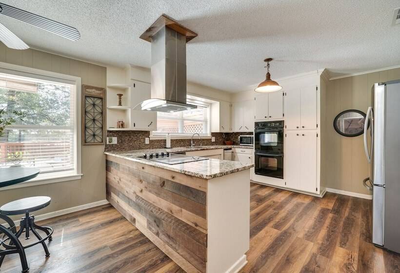 Charming Texarkana Home: Lake & Pool Access!