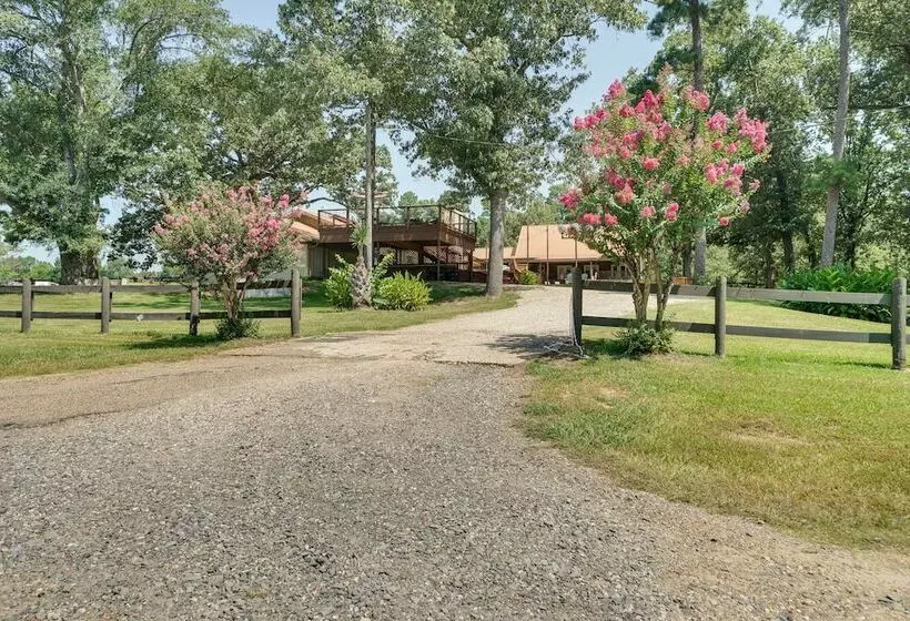 Charming Texarkana Home: Lake & Pool Access!
