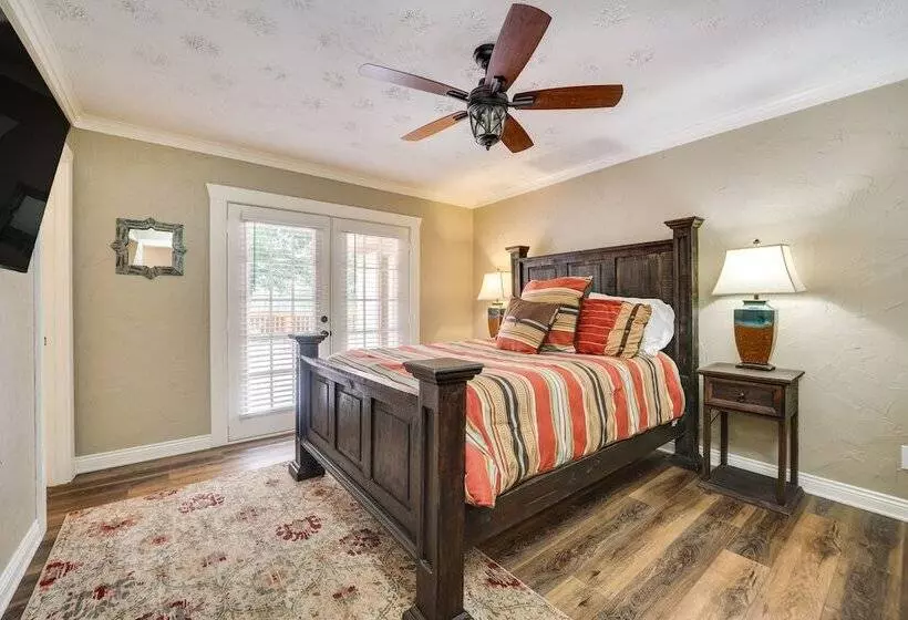 Charming Texarkana Home: Lake & Pool Access!