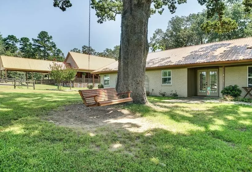 Charming Texarkana Home: Lake & Pool Access!