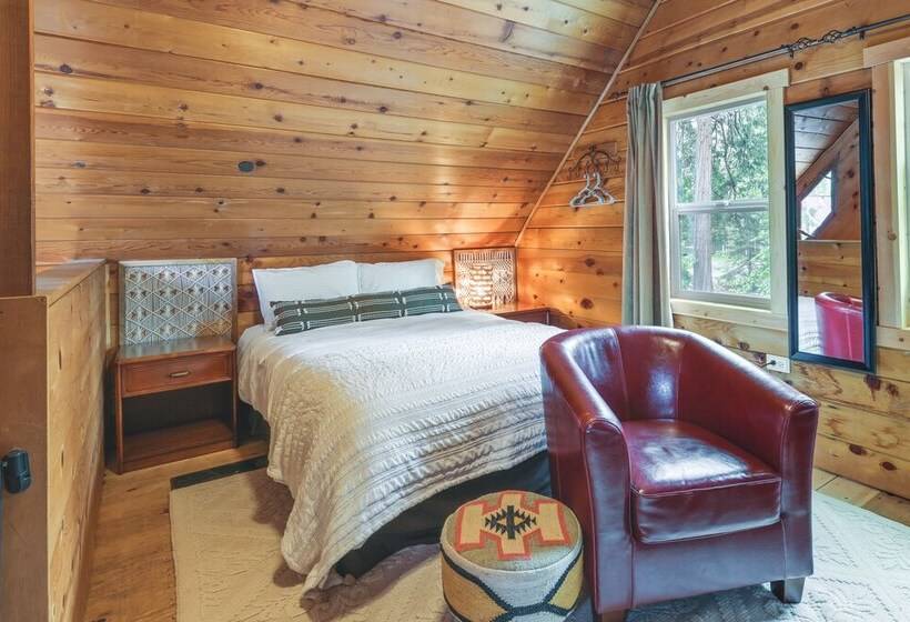 Fire Pit, Deck & Grill: Cozy Twain Harte Cabin!