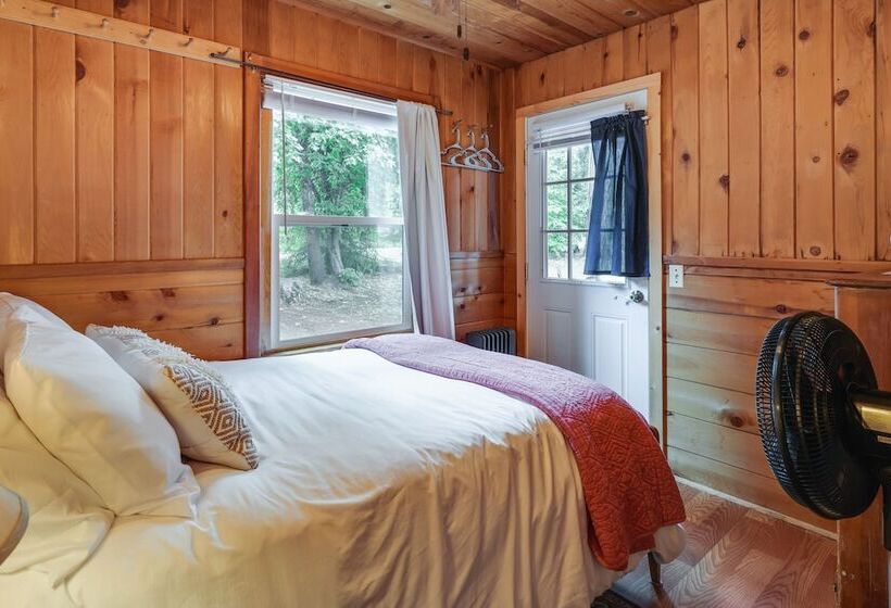 Fire Pit, Deck & Grill: Cozy Twain Harte Cabin!